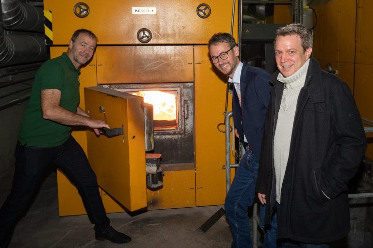 Tobias Ilg, Obmann des Biomasseverbands Vorarlberg (v.l.), Landesrat Daniel Zadra und AK-Konsumentenschützer Paul Rusching. <span class="copyright">VLK/Serra</span>