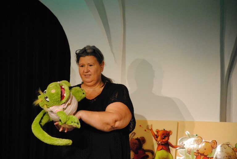 Handpuppe Drache Galliloth hat es beim Wettturnen nicht leicht. Die Mäuse tricksen ihn ganz schön aus.   <span class="copyright">Sabine Benzer</span>