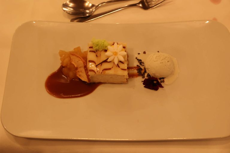 Karamellisierter Apfel mit Tonkabohnen-Cremeschnitte und Gorgonzolaeis.