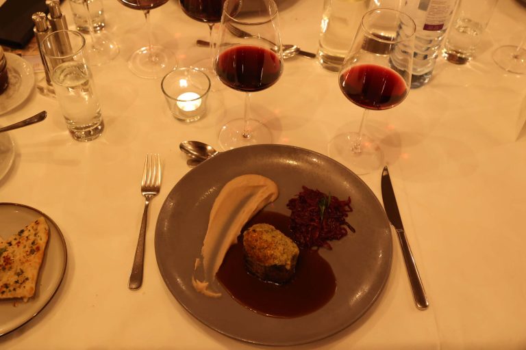Hirschrückensteak mit Kräuterkruste an Birnen-Portweinsauce mit Maronipürree und Ingwerrotkraut.