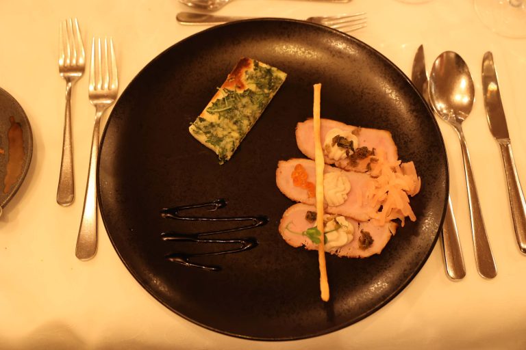 Kalbsrückenscheiben, Räucherfischcreme, gebeizte Radieschen und Rucola-Toast.