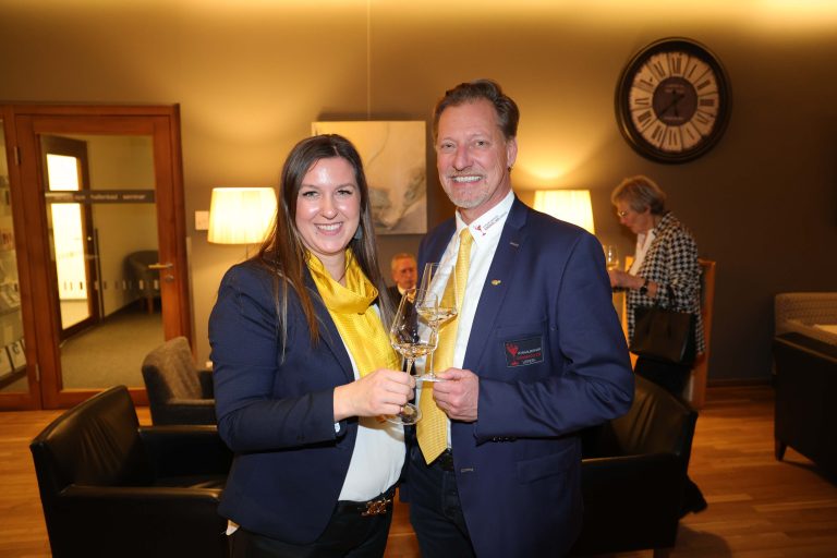 Katharina Müller (Probstei St. Gerold) und Jurist Klaus Tusch.