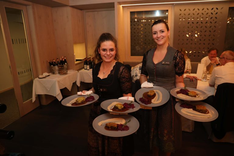 Lisa Netzer und Patricia Lintschinger mit dem Hauptgang.