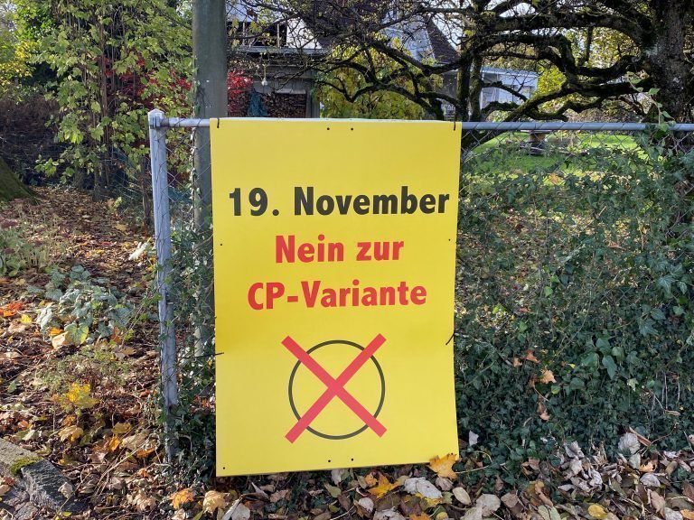 Unter anderem mit Plakaten beziehen die CP-Gegner in Lustenau Stellung. <span class="copyright">VN/Hämmerle</span>