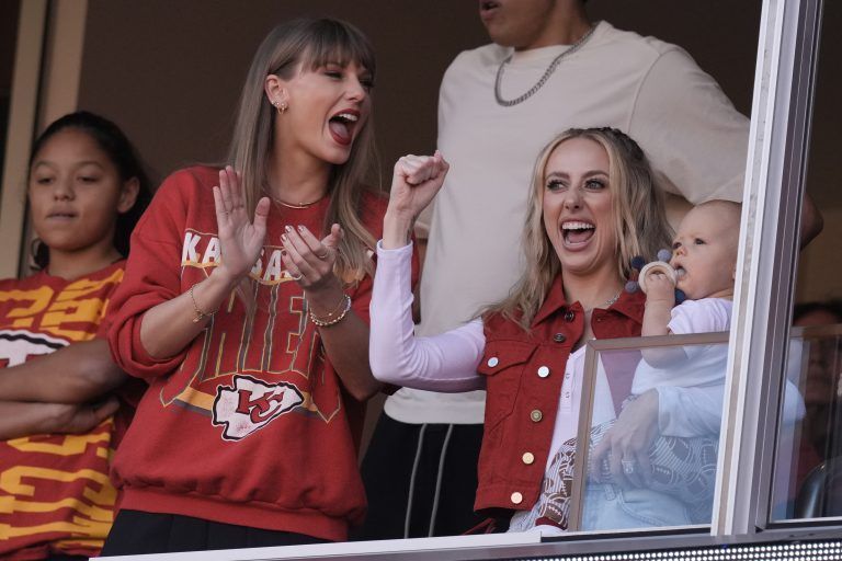 Taylor Swift (links) feiert mit Brittany Mahomes. <span class="copyright">ap</span>