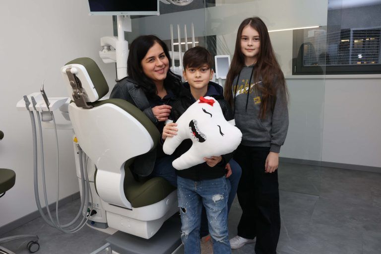 Natasa, Leon und Lena Dzehverovic mit Gastgeschenk.
