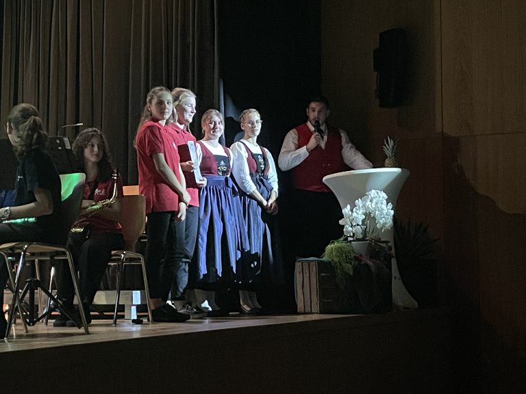 Auch Clara Müller und Larissa Lins durften sich über Auszeichnungen für ihre außerordentlichen Leistungen freuen.