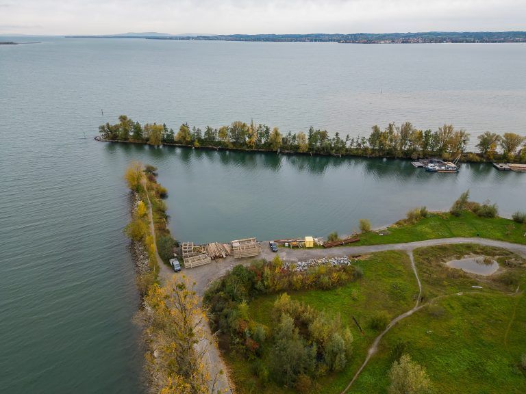Derzeit sind die Wasserrettung und die Seepolizei an unterschiedlichen Standorten am Harder Dampferhafen untergebracht. Zukünftig sollen sie ein neues Seenotzentrum am neuen Industriehafen bekommen.<span class="copyright"> VN/Steurer</span>