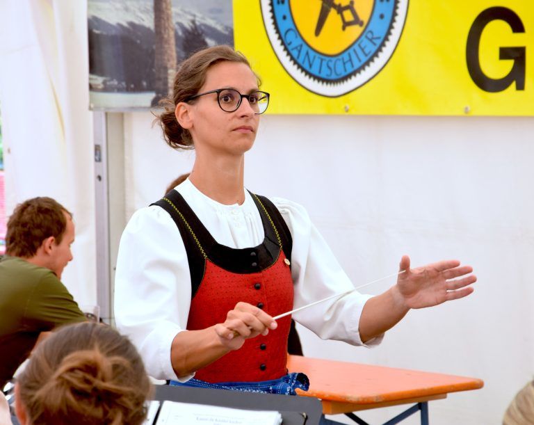 <p class="caption">Melanie Melmer engagiert sich für die Blasmusik und ist Dirigentin sowie stellvertretende Bezirkskapellmeisterin.<span class="media-container dcx_media_rtab" data-dcx_media_config="{}" data-dcx_media_type="rtab"> </span><span class="marker">Scopoli</span></p>
