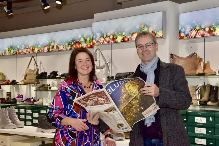 Hanno Reutterer mit Mitarbeiterin Kerstin Domig zeigt sich begeistert vom Bludenz Journal.