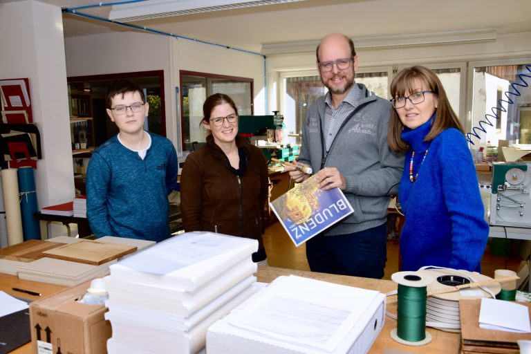 Natascha Arzberger (Stadtmarketing Bludenz) zu Gast bei Buchbindermeister Michael Konzett mit Mitarbeiterin Christina Zoderer und Mitarbeiter Jakob Stampfer.
