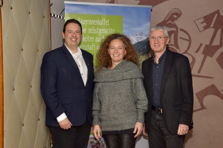 Von links: Dir. Manuel Bitschnau (Montafon Tourismus), Sabine Grohs (GrohsFORMAT) und Hotelier Markus Felbermayer (Musikfestival Montafoner Resonanzen).