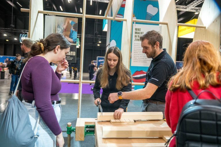 Immer mehr Mädchen interessieren sich für technische und handwerkliche Berufe, die sie früher den jungen Burschen überlassen haben. <span class="copyright">Fotos: VN/Beate Rhomberg</span>