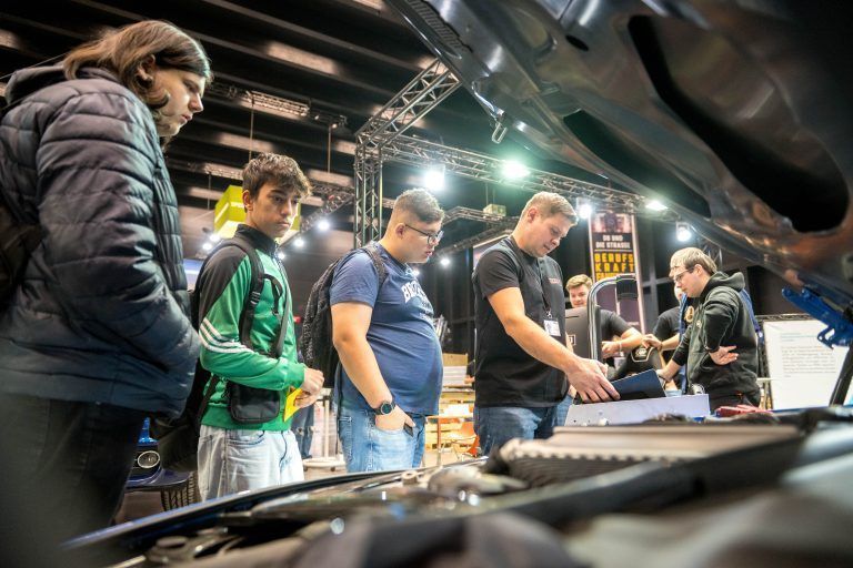 Selbst wenn der Verbrennungsmotor nicht mehr das Maß der Dinge ist: Kfz-Technik ist bei den Burschen weiterhin ein Anziehungspunkt.