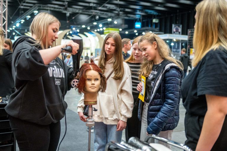 Interessierte wieder viele Mädchen: Die Friseur-Ausbildung, aber auch die gesamte Wellness- und Beautybranche.