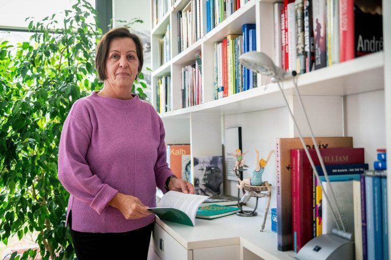 Bevor aus den Lebensgeschichten gebunden werden, klärt Ulrike Winkler ab, welche Erlebnisse ins Buch kommen.