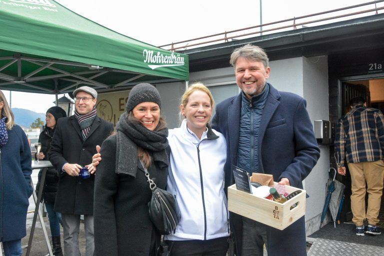 Bürgermeister Kurt Fischer gratulierte mit Beate der neuen Pächterin Nadine Maikranz. bvs