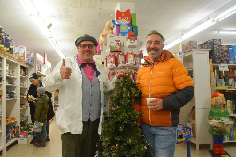 Pinoccio-Chef Alexander Schranz (rechts) sammelte am langen Einkaufsabend Spenden für die CliniClowns. Dr. Toll-Patsch (links) war als Clown vor Ort. <span class="copyright">bvs</span>