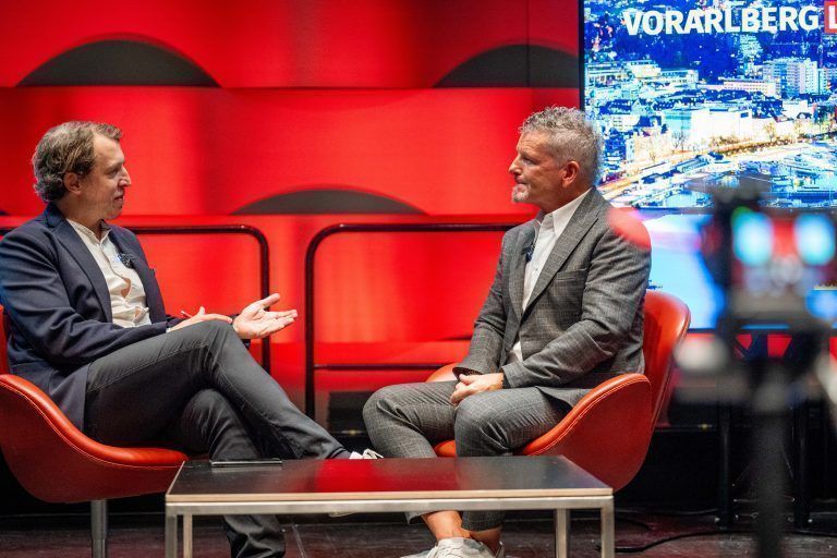 Mathias Berthold im Gespräch mit VN-Redakteur Johannes Emerich. <span class="copyright">Rhomberg</span>