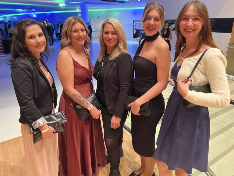 Diana Kosielski, Lena und Monika Schwendinger, Nina Wiedenhofer und Julia Winder kamen zum Lehrlingsball. <span class="copyright">Fotos: Francs</span>