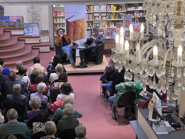 Die Buchpräsentation samt Lesung war bestens besucht.