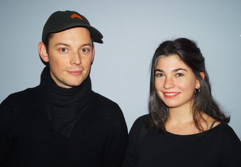 Die Schauspieler Luzian Hirzel und Isabella Campestrini.