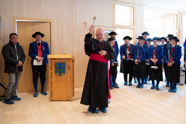 Bischof Benno Elbs weihte die neue Volksschule Au ein. 