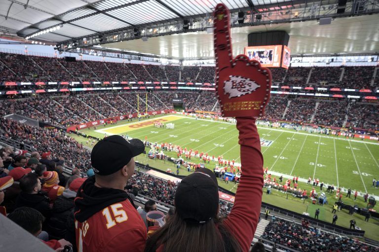 Kansas-Fans aus der ganzen Welt in Frankfurt. <span class="copyright">AP Photo/Markus Schreiber</span>