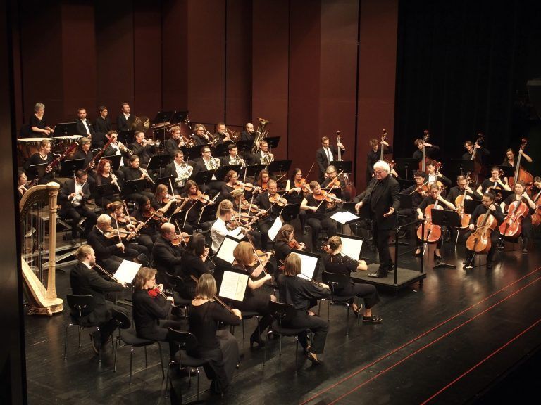 Guntram Simma mit seinem Collegium Instrumentale in großer Besetzung für Bruckner und Liszt. <span class="copyright">FRITZ JURMANN</span>