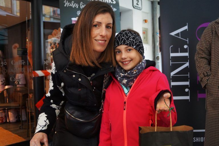 Ein Überraschungspaket gab es für Larissa Bitriol von Mama Denise.