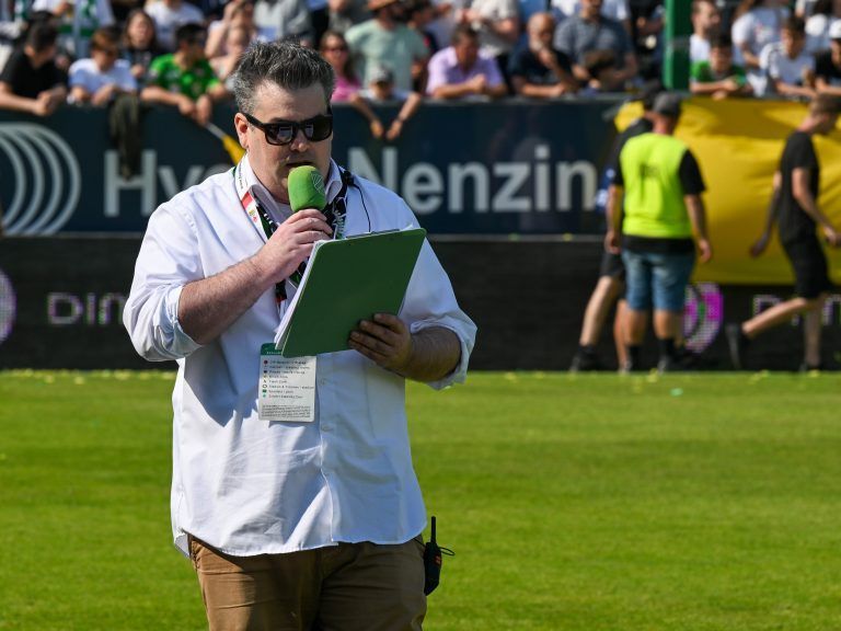 Am meisten in Erinnerung bleibt mir das Cup-Halbfinale gegen Wacker Innsbruck 2020. Es herrschte immer eine unvergleichliche Atmosphäre, die Nordtribüne hat ob ihrer Resonanz in Österreich Bekanntheit erlangt. Natürlich ist beim Abschied Wehmut dabei, aber es wird Zeit, dass etwas Neues kommt. Florian Matt, Stadion­sprecher von 2010 bis 2023