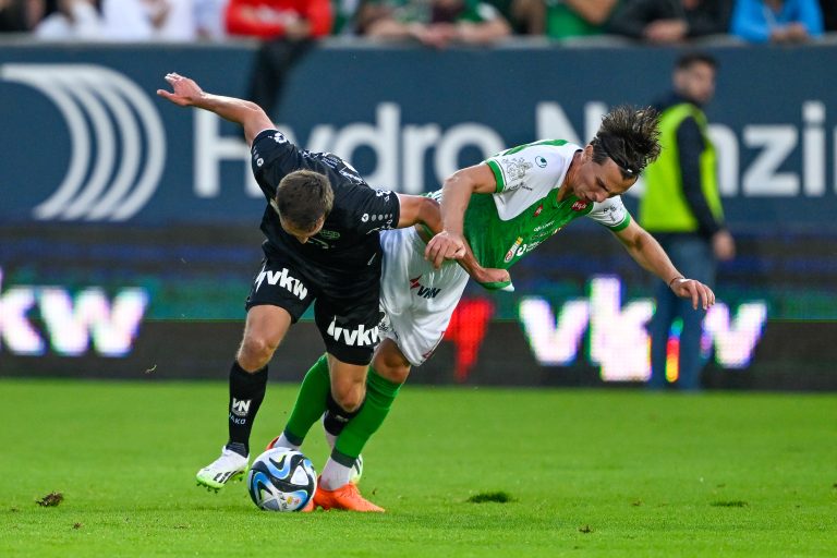 <p class="caption">Wer schafft es, im Derby das Spielgerät (Ball) auf seine Seite zu ziehen, Altachs Lukas Fadinger oder Austrias Leo Mätzler?<span class="media-container dcx_media_rtab" data-dcx_media_config="{}" data-dcx_media_type="rtab"> </span><span class="marker">gepa</span></p>