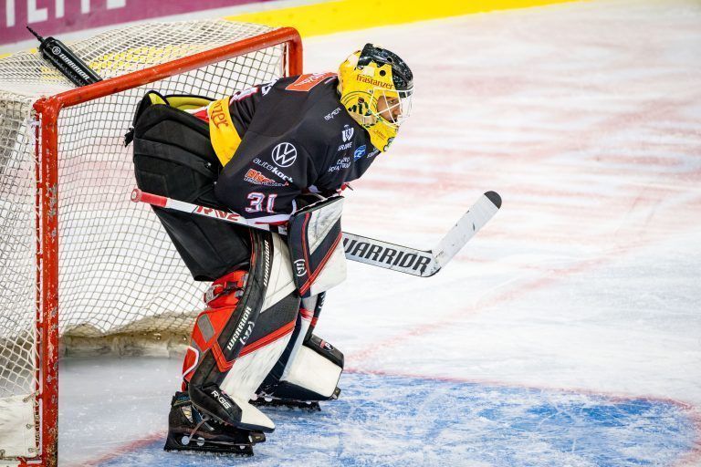 David Madlener sammelt derzeit mehr Spielminuten als jeder andere ÖEHV-Keeper. <span class="copyright">GEPA</span>