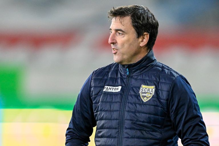 Ein verärgerter SCRA-Trainer Joachim Standfest reagierte zur Pause.
