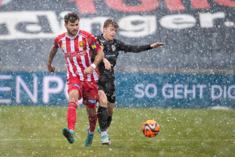 Auch das rege Schneetreiben machte den Kickern aus der Landeshauptstadt nichts aus, sie holten den bereits achten Sieg in der 2. Liga und stehen wieder auf Platz zwei. <span class="copyright">gepa</span>