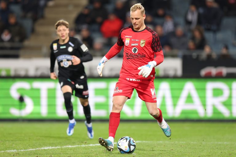 Domenik Schierl musste trotz starker Leistungen bereits 34 Gegentreffer in der Liga hinnehmen. <span class="copyright">gepa</span> 