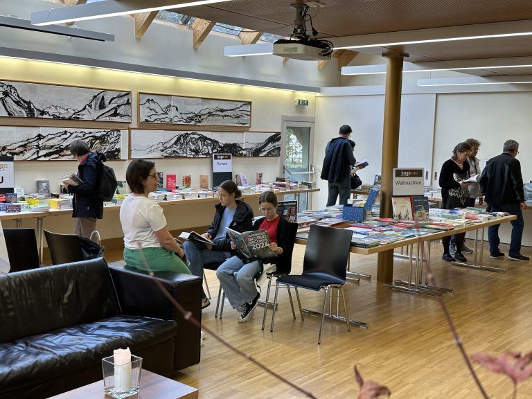 Die Besucher und Besucherinnen verweilten bei der reichhaltigen Auswahl an Büchern.