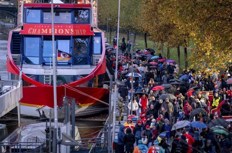 Fans gehen an dem Schiff vorbei, das von den Chiefs gechartert wurde. <span class="copyright">AP PHOTO/MICHAEL PROBST</span>