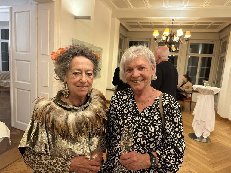 Künstlerin Helga Färber-Dittrich und Inge Gengenbacher, der „gute Geist“ der Villa Falkenhorst.