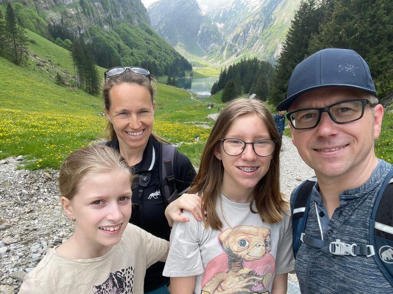 Birgit mit ihrem Mann Sebastian und ihren Zwillingstöchtern Rafaela und Isabel.