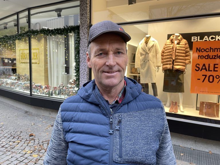 Die Leistung der Österreicher war sehr positiv. Die rote Karte der Deutschen hat den Österreichern natürlich beim Sieg geholfen, obwohl man die starke spielerische Leistung der Österreicher nicht unerwähnt lassen sollte. Zum aktuellen Zeitpunkt ist es schwer zu sagen, wie die Österreicher bei der EM 2024 abschließen werden. Ich denke aber, der zweite oder dritte Platz wäre schon möglich.Franz Wittwer, 67, Gaschurn