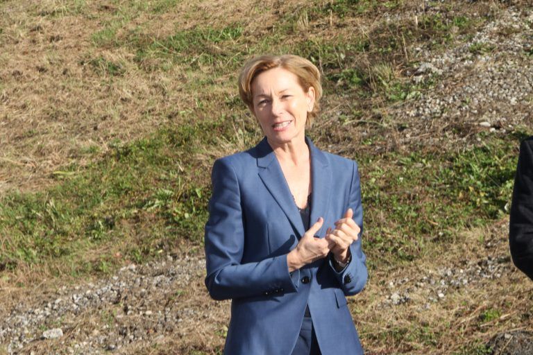 Gesundheitslandesrätin Martina Rüscher wünschte ein unfallfreies und schnelles Gelingen.