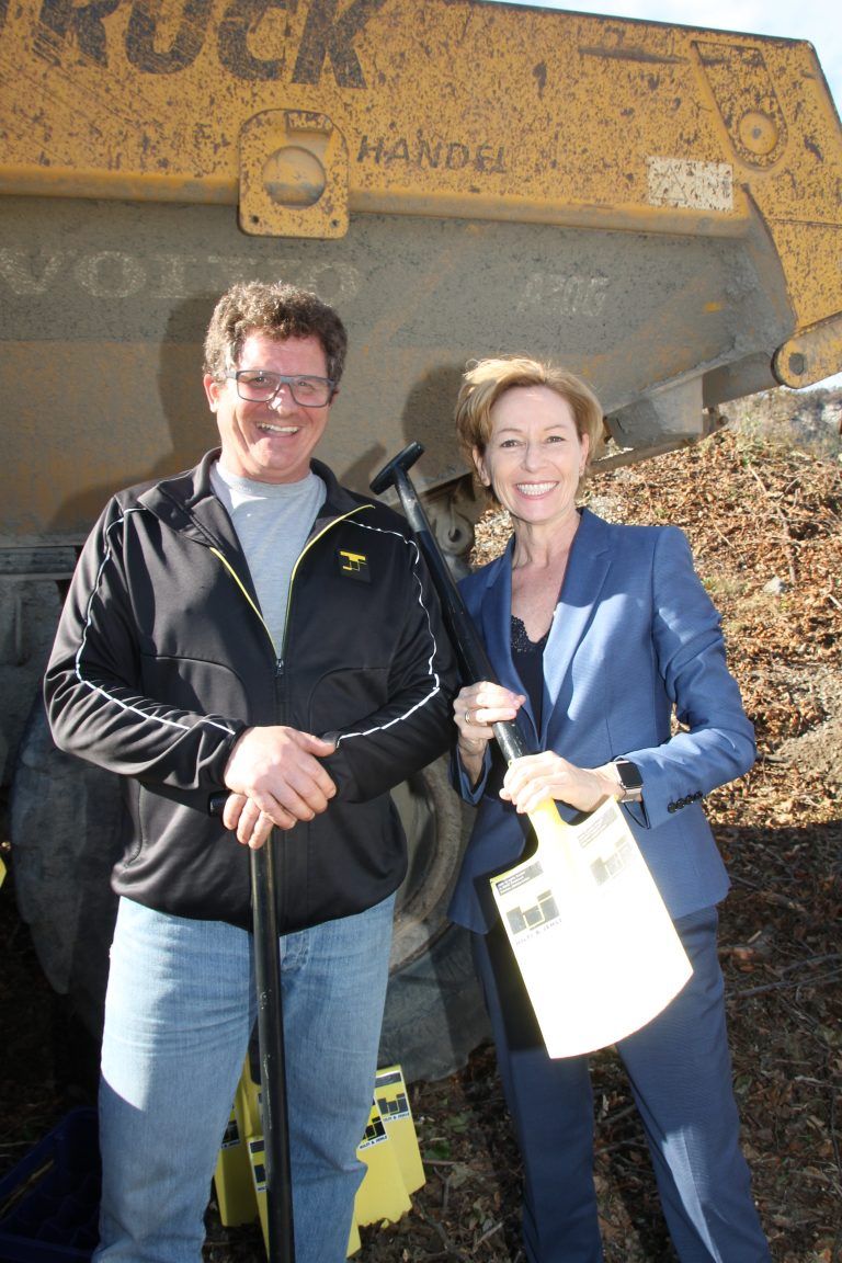 Bauleiter Stephan Sahler (Hilti &amp; Jehle) und Gesundheitslandesrätin Martina Rüscher.