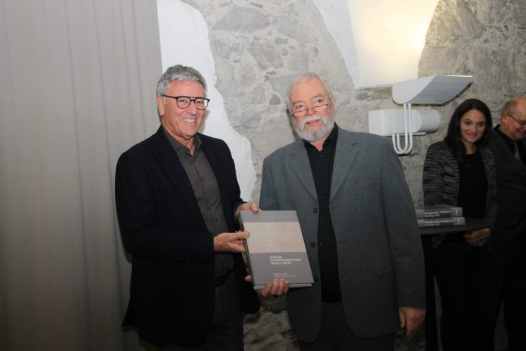 Feierlich übergab Manfred Getzner zur Eröffnung des Musikarchivs den neuen Musikarchivkatalog. <span class="copyright">VN-HE (11)</span>