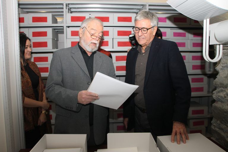 Bürgermeister Wolfgang Matt nahm sogleich Einblick in spannende Auszüge des Musikarchivs.