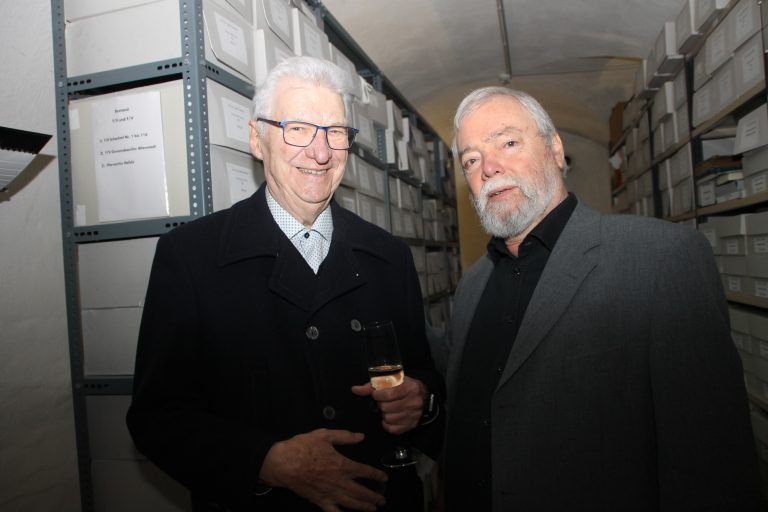Bischofsvikar Rudolf Bischof begutachtete mit Manfred Getzner Bestände des Musikarchivs.
