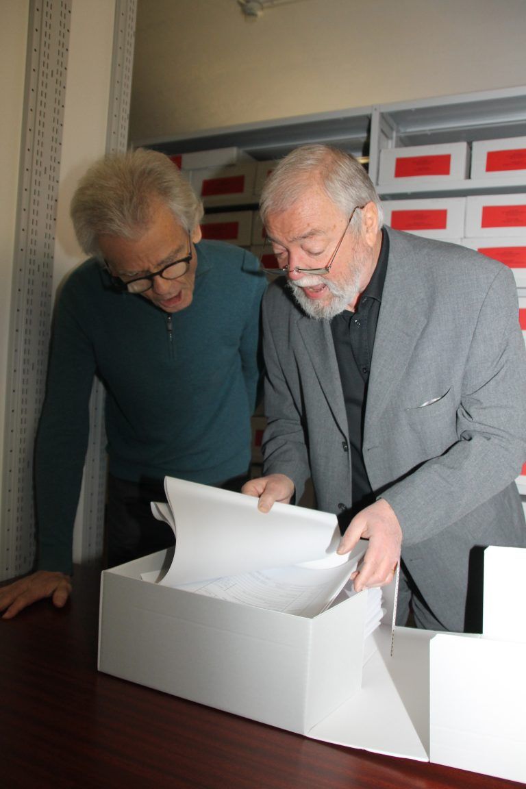 Komponist Michael Buchrainer erkundete im Musikarchiv Auszüge seines dokumentierten Werks.