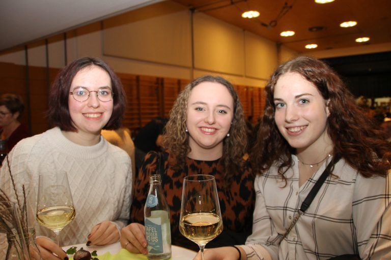 Tanja, Luisa und Lastenia feierten einen gemütlichen Törggelen-Abend mit.