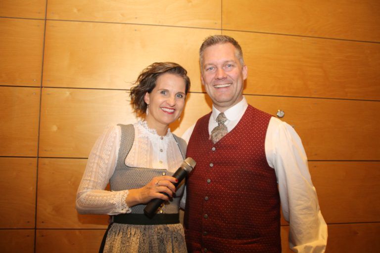 Moderatorin Martina Ess und MV-Frastanz-Obmann Johannes Decker auf dem Wunschkonzert.