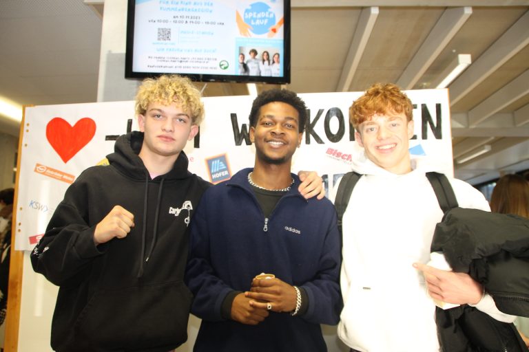 Livio, Divine und Simon erkundeten auf der Jobmesse an der HAK Feldkirch das Jobangebot.